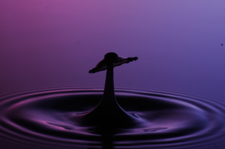 Tropfen in Wasser (106)