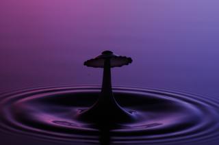 Tropfen in Wasser (108)