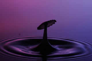 Tropfen in Wasser (110)