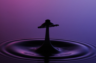Tropfen in Wasser (111)