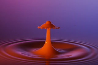 Tropfen in Wasser (114)