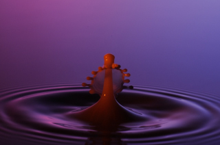 Tropfen in Wasser (128)