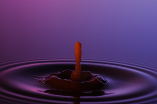Tropfen in Wasser (132)