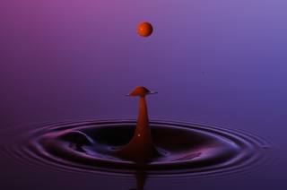 Tropfen in Wasser (142)