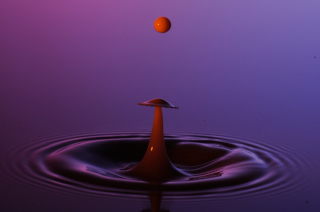 Tropfen in Wasser (143)