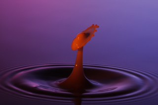 Tropfen in Wasser (151)