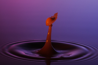 Tropfen in Wasser (158)