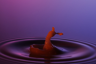 Tropfen in Wasser (165)