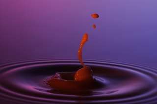 Tropfen in Wasser (166)