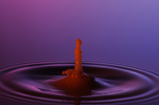 Tropfen in Wasser (172)