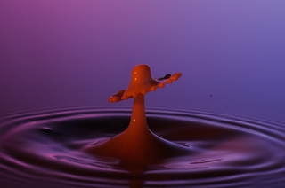 Tropfen in Wasser (178)