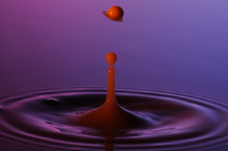 Tropfen in Wasser (208)