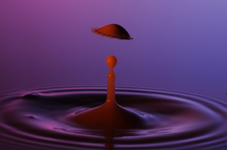 Tropfen in Wasser (214)