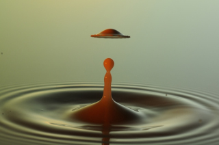 Tropfen in Wasser (221)