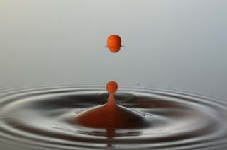 Tropfen in Wasser (226)