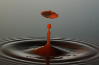 Tropfen in Wasser (233)