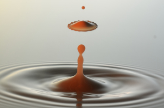 Tropfen in Wasser (235)