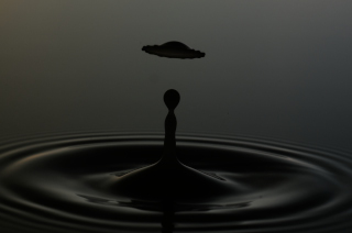 Tropfen in Wasser (243)