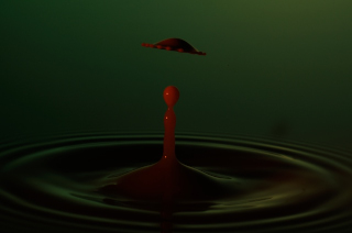 Tropfen in Wasser (257)