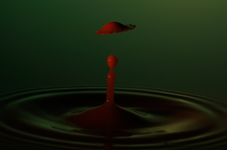 Tropfen in Wasser (260)