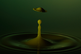 Tropfen in Wasser (262)