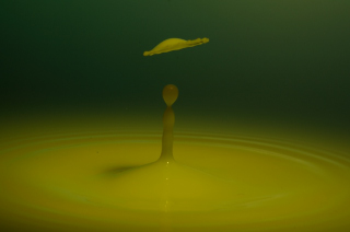 Tropfen in Wasser (284)
