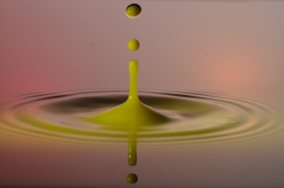 Tropfen in Wasser (300)