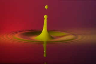 Tropfen in Wasser (312)