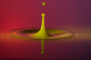 Tropfen in Wasser (318)