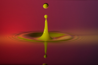 Tropfen in Wasser (328)