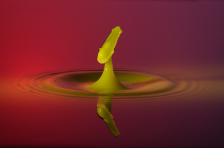 Tropfen in Wasser (334)