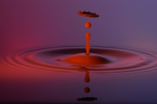 Tropfen in Wasser (343)