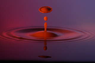 Tropfen in Wasser (344)