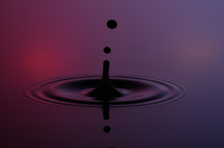 Tropfen in Wasser (350)
