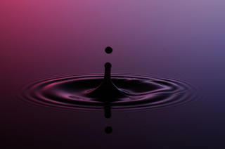 Tropfen in Wasser (353)
