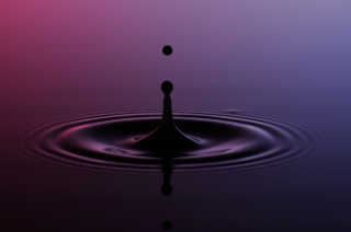 Tropfen in Wasser (361)