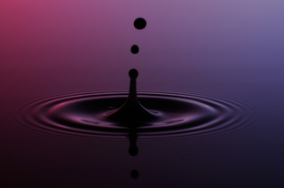 Tropfen in Wasser (364)