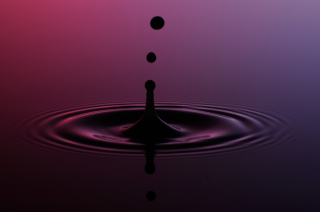 Tropfen in Wasser (366)