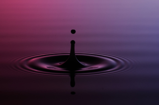 Tropfen in Wasser (367)