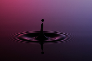 Tropfen in Wasser (369)