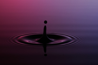 Tropfen in Wasser (370)