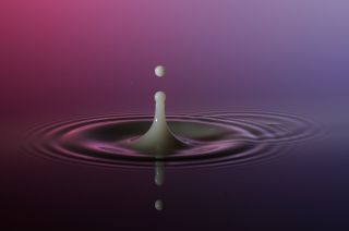 Tropfen in Wasser (373)