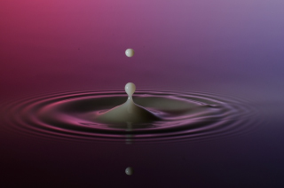 Tropfen in Wasser (376)