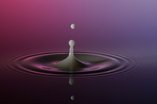 Tropfen in Wasser (380)