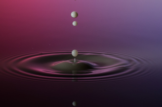Tropfen in Wasser (384)