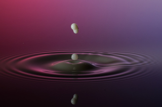 Tropfen in Wasser (388)