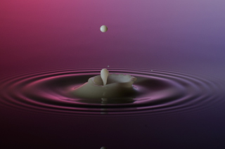 Tropfen in Wasser (389)
