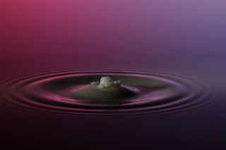 Tropfen in Wasser (391)