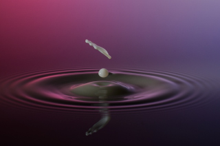 Tropfen in Wasser / Drops in water