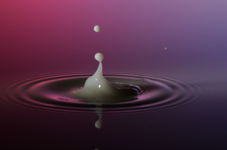 Tropfen in Wasser (414)